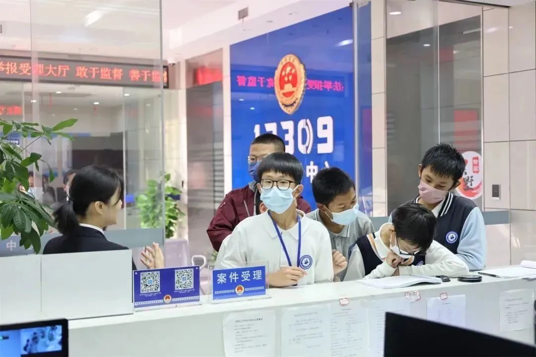 央视法治在线丨我愿做一束光，守护少年的你
